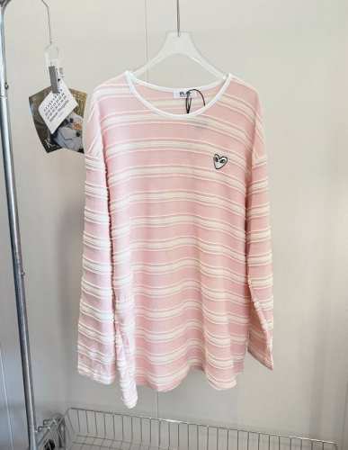 品名：pla*Y 川久.蜜桃少女粉色防晒罩衫长袖 尺码：M.L 颜色：粉色条纹 ，蜜桃少女色系，甜到犯规的温柔穿搭，一整套谁穿谁好看！出游推荐，软糯糯的奶油桃色