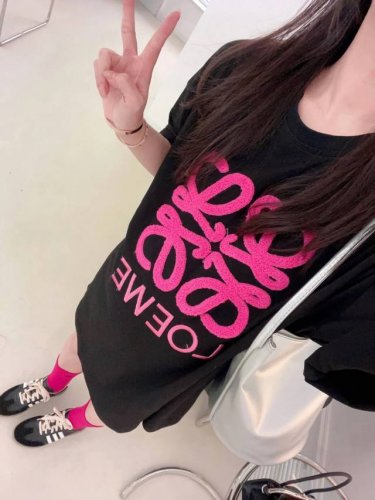 上新 Loewe罗意威新款芭比粉字母图案毛巾绣短袖T恤 Black Pink黑粉配色才是Yyds！！ 毛巾刺绣好好看～毛绒绒质感 胸前整个图案都是绣上去的 定做