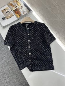 chane*2025新品上架 珠片银丝针织短袖开衫 定制Yb进口纱线织造 质感高级舒适 圆领针织短袖开衫剪裁 优雅黑粉蓝白四色可选 面料穿插银丝 满身细闪珠片
