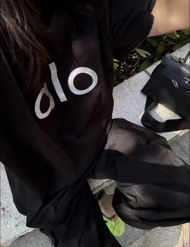 Alo 反光银标字母圆领短袖T恤 极简主义，Alo无疑是今年的黑马，超火！ 经典的黑白配色 宽松廓形 运动日常穿搭都能驾驭，松弛感拉满！ 颜色：黑色 白色 尺码