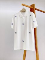 burberry 巴宝莉 满幅马术刺绣Polo 衫，选用棉质珠地网眼布面料打造，于意大利工坊精制而成。饰有经典马术骑士徽标 Ekd 刺绣，呈现修身版型。来自 B