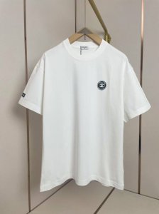 香奈儿新款小标简约T恤 立体硅胶工艺 280克重磅纯棉面料 百搭神器 280克纯棉面料舒适透气 黑白双色 男女同款 码数S-Xxl 2025