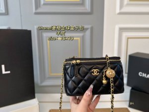 羊皮 折叠盒 Size：16×10 Chanel 香奈儿菱格金球盒子包 金色链条和金球的点缀 增添一抹时尚感，颜值在线！ 包身轻便，精巧别致～ 时髦又好看，凹造