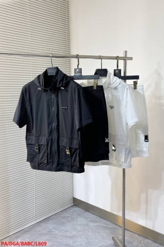 L609 paprada2025春夏运动，将机能风与时尚完美融合。短袖连帽，利落的拉链搭配个性金属扣饰口袋，酷感十足。同色系，多口袋设计兼具实用与造型感，品牌三