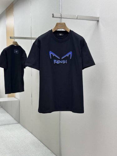 fendi 25Ss春夏新款首发专柜最新款短袖圆领T恤 高端订制 设计前卫时尚 品牌Logo重工艺设计 高端定制230克面料.手感柔软.穿着舒适.专柜级别精致车