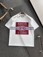 Guc 2025Ss春夏最新款圆领时尚短袖T恤 官网同步 专柜纯棉面料 贴肤舒适 耐看又好穿 经典简约Logo设计 原厂工艺一丝不苟 型男必备单品 码数S-Xx