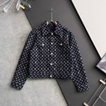 LV、25春夏秀场款Damier牛仔卡车夹克整件衣服26600购买Zp拆解打造，定制水洗丹宁牛仔布面料，胸前珠光纽扣翻盖口袋设计，门襟开模定制Lv字母标识珠光纽