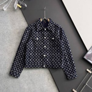 LV、25春夏秀场款Damier牛仔卡车夹克整件衣服26600购买Zp拆解打造，定制水洗丹宁牛仔布面料，胸前珠光纽扣翻盖口袋设计，门襟开模定制Lv字母标识珠光纽