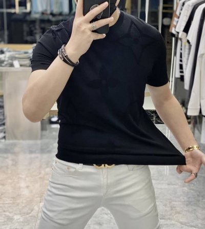 Lv 2025Ss春夏最新大爆款精品短袖T恤，定制进口轻柔伊力特面料，时尚大牌元素Logo点缀，会呼吸的面料，质感细腻柔软，贴身冰爽顺滑。吸湿排汗，简约大方又不