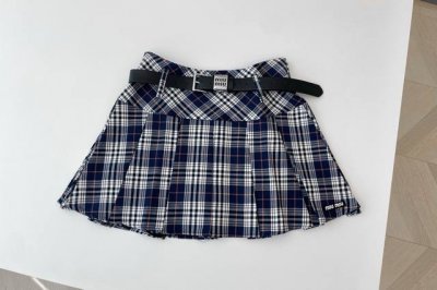 Miu Miu品牌的格纹百褶短裙 经典蓝白格纹搭配棕色线条 复古又时尚 高腰设计搭配黑色腰带 腰带金属扣有品牌标识 凸显腰线 百褶元素增添俏皮感与灵动氛围 适合