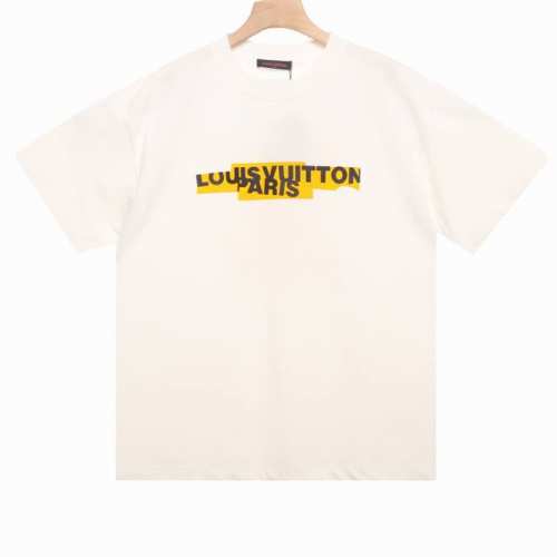 louis Vuitton前后立体压胶Logo短袖 面料采用260克重精梳棉 定制32支1*1螺纹 成衣两遍水洗处理 面料舒适亲肤无异感 定制定染面料 纺织密度