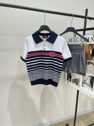 gg撞色条纹金扣Polo短袖 ，面料：精纺棉 颜色：图片色 新品复古条纹针织Polo衫 采用高密度精纺棉针织面料 饰有品牌标识刺绣徽标 撞色针织Polo领口设计