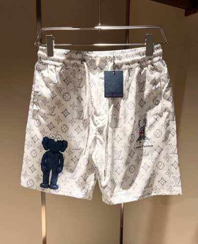 louis Vuit*On路易*登 2025春夏男女同款Logo休闲短裤，2025新款男女同款休闲短裤上线了，又是一件让人眼前一亮的佳作！主题概念的路*威登，全