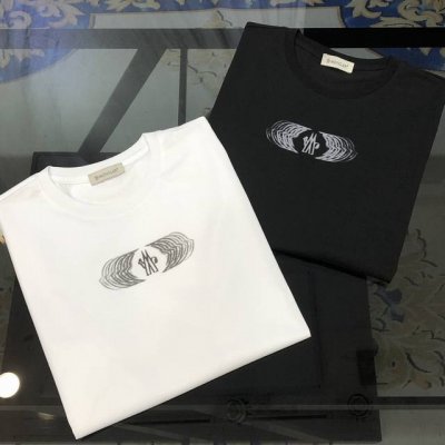 M*Ncler 蒙口2025春夏新款原单男士圆领短袖T恤 高端定制 时尚百搭 柜台同步售卖 印胶印花Logo图案设计 客供定制进口双股丝光棉面料，穿着亲肤舒适