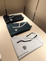 Guc*I古家2025春夏百搭休闲裤，作为高奢潮牌G家经典款式，此款的风格可以说是完美无缺，设计Logo图案刺绣设计！上身效果自然也是出色，休闲百搭，气质感爆棚