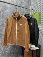 情侣款 25Ss春夏新款暗格纹肌理轻薄立领防晒衣，贸易公司渠道稀出，同步官网发售！来自男士高端定位品牌，高段位，低调奢华的品味，让人无法拒绝！ 这款夹克采用客供