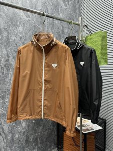 情侣款 25Ss春夏新款暗格纹肌理轻薄立领防晒衣，贸易公司渠道稀出，同步官网发售！来自男士高端定位品牌，高段位，低调奢华的品味，让人无法拒绝！ 这款夹克采用客供