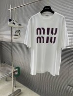 miumiu 大Logo圆领T恤 硅胶立体印花 后领贴片 干净高级 双层螺纹领口 肩部通肩压条 280克纯棉面料舒适透气 男女同款 码数：S-Xxl S码衣长7
