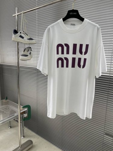 miumiu 大Logo圆领T恤 硅胶立体印花 后领贴片 干净高级 双层螺纹领口 肩部通肩压条 280克纯棉面料舒适透气 男女同款 码数：S-Xxl S码衣长7