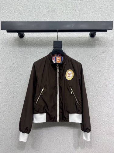 L家海报印花双面穿夹克外套 时尚帅气 高版出品！很独特的品味与个性经典款版型设计简洁而优雅 独特的工艺 多了一份精致与细腻 高品质 尺码Sml