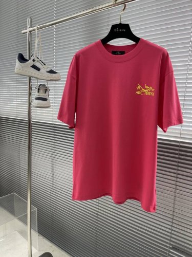 arcteryx始祖鸟 25Ss鸟家 立体Logo图案印花短袖 这个夏天值得拿下的一款绝世短袖T恤 廊形版型裁剪，面料厚实 不是滑滑的那种棉质地运动料 结构线设