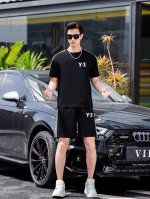 直 品牌 Y-3 圆领短袖短裤套装 纯棉面料上身不会闷热，爽滑舒适的亲肤效果更加透气，面料自带肌理感 经典徽标工艺 独有的角度全新演绎 时尚百搭首选！码数:M-