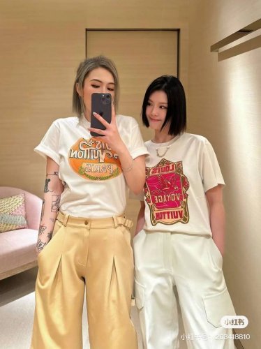 款号D25042472 Louis*驴家Lv新款 金色链条装饰字母Logo图案印花宽松时尚短袖T恤上衣！白色， M码：肩宽45，胸围104，袖长20，衣长69