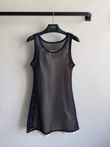prar* 25Ss春夏新款 网格镂空两件装裙 原版开发 高版出品 藏蓝色调主色搭配杏色内搭与春日温柔融合 精致纹理彰显匠心 简约设计展露随性洒脱 无论是漫步街