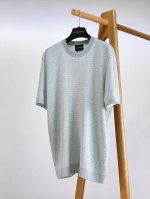 Kiton 基督恩 2025Ss春夏新品 当经典遇上时尚，这款T恤便是最佳诠释。整体以简约的千鸟格图案铺陈，撞色交织，似在诉说低调而深沉的意式美学。领口与袖口、