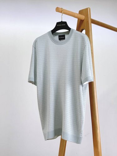 Kiton 基督恩 2025Ss春夏新品 当经典遇上时尚，这款T恤便是最佳诠释。整体以简约的千鸟格图案铺陈，撞色交织，似在诉说低调而深沉的意式美学。领口与袖口、