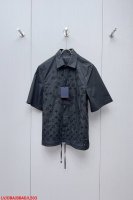 L503 Lv路易威登 25Ss新款短袖衬衫取材顺滑棉质府绸，依托英式刺绣工艺为 Monogram 花卉融入渐变色调，与散落其间的 1V 标识共同吹拂春日气息。