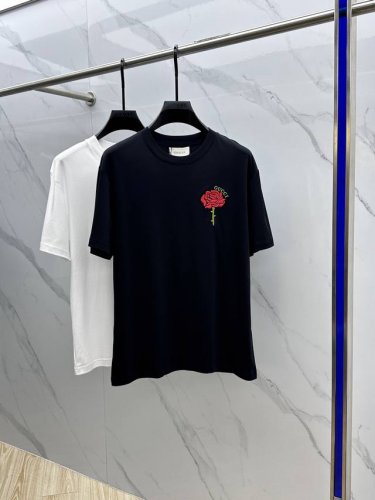Gucci*古驰 2025春夏新款首发专柜最新款短袖圆领T恤 高端订制 设计前卫时尚！品牌Logo重工艺设计 高端定制丝光长绒棉面料.手感柔软.穿着舒适.专柜级
