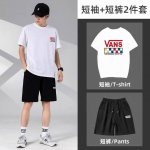 vans万斯新款短袖短裤运动套装！百搭不挑人！ 本款T恤采用纯棉面料！吸汗透气，贴身柔软！ 腰部松紧带抽绳，拉链口袋，运动時候可以放手机钥匙，非常方便！ 上身效