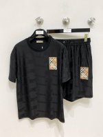 burberry巴宝莉 巴宝莉 2025新款套装采用客供独家进口定制面料，面料表面非常有质感显而易见，上身透气轻薄十分舒适，细节处彰显设计特色与精湛工艺，整体细