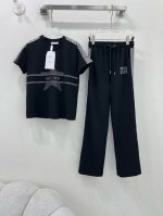 P380Dio*25春夏新款烫钻织带套装 短袖T恤直筒长裤的组合 上衣D家字母Logo烫钻 肩袖裤身均以织带装饰 一套没有搭配烦恼 上身减龄又洋气 休闲风拉满