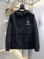 始祖鸟 2025春季新款夹克外套，秀场新品品相非常完美，舒适保暖，三标齐全色泽饱满诱人，非常出彩的设计，轻松将时髦感进阶，做工极为考究严谨，走线工整细致！大牌设