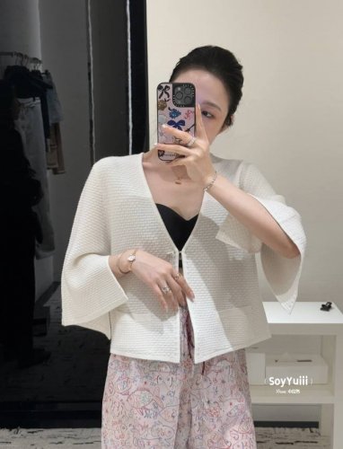 小香 2025夏季新款 浮雕纹针织勾扣小开衫丨水钻山茶花胸针缀饰精致奢华 气质白富美必入神器！V领经典H版型超显瘦！A袖开叉设计气质随性优雅高级感！两个色Sml