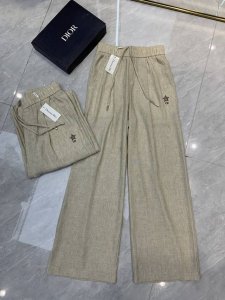 Cd 五角星刺绣亚麻直筒裤 这条裤子的版型很优越 松紧腰阔腿 裤腿大容量 藏肉显瘦的效果也很绝 自然会显得腿很细 而且是那种有艺术美的纤细 不管是O型腿 X型腿