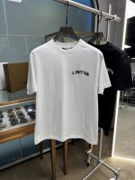 Lv 高定面料 玉蚕丝般的丝滑 2025春夏新品上市 时尚经典圆领短袖时尚单品设计 更加时尚舒适 高标准定制 上身非常有型 胸前品牌经典Logo 图案 客供辅料