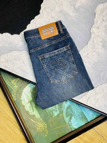 原单货 可穿200斤巴宝莉Burberry 2025早春新款狠货带原版五金洗水唛！专柜同步有售，时尚休闲裤弹力牛仔裤，进口原版面料，上身舒适透气，顶级工艺五金配