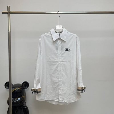 特价 Burberry 巴宝莉24Ss徽标战马刺绣长袖衬衫 胸前小战马字母刺绣标识 辨识度极高 领口袖口经典格子相拼 显得极为精致时尚也为平淡的色系 增加了一丝