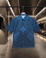 Lv 路易威登爆款来袭 渐变老花蓝色数码印花短袖衬衫 2025Ss官网新款短袖 衬衫 衬衣 精美数码印花Logo 高端版本 专柜定制面料 透气舒适度高 精工制作