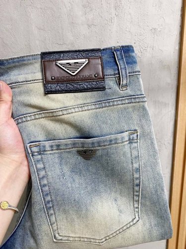 Armani阿玛‘’2025新品男士牛仔裤 面料弹性好。独家发售 官网同步 时尚优雅 重工艺设计。采用原色酵母水洗工艺 精选进口重磅丹宁牛仔面料 配专柜五金装饰