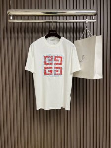 givenchy 纪梵希 Tomo联名圆领短袖T恤 采用进口印花工艺＋绣花 工艺极其复杂 采用高端冰感索罗娜面料，上身效果宽松休闲，三标齐全，男女同款。尺码：S