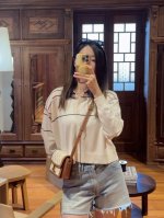 celin* 25Ss早春新款 系扣刺绣针织短款Polo上衣丨独家Yb开发！高版出品！明星同款！采用高品质桑蚕丝棉混纺纱线 手感细腻丝滑 贴身穿很舒适清爽 刺绣