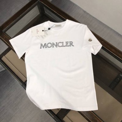 Mon*Cler 蒙口 23Ss夏季新款圆领短袖T恤！手感质感都极完美！修身裁剪设计干净利落！时尚又好看！走线做工非常精致！版型效果超赞！而且透气性能超强！任何