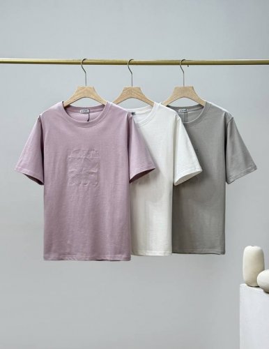 loewe罗意威大Logo刺绣圆领短袖T恤 又被Loewe狠狠拿捏了:柔和粉调，甜美又不失优雅:纯净白色，经典百搭，适配各种风格:低调灰色，高级感拉满。每一种颜