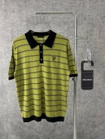 prada 普拉达2025新款撞色条纹Polo刺绣短Logo透气性极强的轻薄高端羊毛材质，打造品味绅士气质 邂逅Prada这款条纹Polo衫，仿若踏入意式风尚的