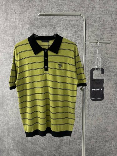 prada 普拉达2025新款撞色条纹Polo刺绣短Logo透气性极强的轻薄高端羊毛材质，打造品味绅士气质 邂逅Prada这款条纹Polo衫，仿若踏入意式风尚的