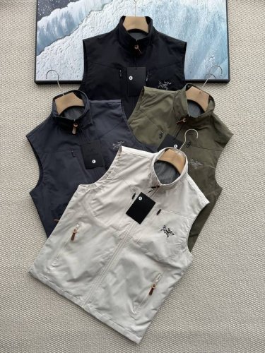 Arc‘Teryx 始祖鸟25Ss春夏季新款男士立领软壳防风防水刺绣马甲背心 胸前两侧口袋，重工刺绣大鸟Logo点缀 客供双层面料，内里是聚纤透气孔面料，手感软